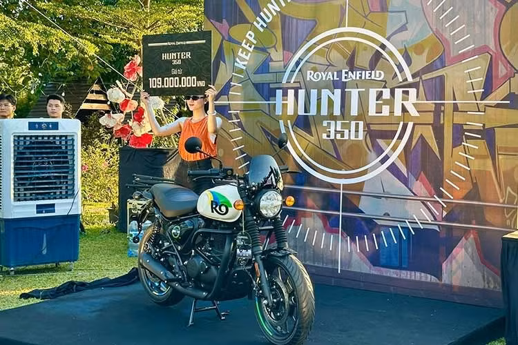 Royal Enfield Hunter 350 ﻿Royal Enfield Hunter 350 là mẫu xe tại Việt Nam, sẽ có hai phiên bản: Rio White và Dapper Grey có giá bán 109 triệu đồng và tiếp theo đó là Tokyo Black, Rebel Blue và London Red có giá bán 112 triệu đồng. Xe sử dụng chung động cơ với chiếc Classic: dung tích 350cc xylanh đơn làm mát bằng gió và dung dịch cho công suất 20 mã lực và 27 Nm tại 4.000 vòng/phút.