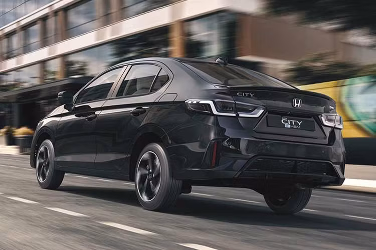 Hệ thống an toàn tiếp tục là điểm cộng lớn trên Honda City 2026 khi hãng xe Nhật Bản duy trì gói công nghệ an toàn chủ động Honda SENSING tiên tiến. Các tính năng bảo vệ tối đa cho hành khách bao gồm: Hệ thống đèn pha thích ứng tự động, Hệ thống giảm thiểu chệch làn đường kết hợp hỗ trợ giữ làn, Hệ thống hỗ trợ giữ làn đường, Hệ thống cảnh báo va chạm...