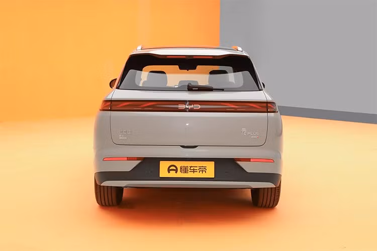 Là mẫu xe du lịch chiến lược toàn cầu đầu tiên của BYD, Atto 3 thế hệ thứ ba tiếp tục được nâng cấp dựa trên phản hồi từ hơn một triệu khách hàng. Trong đó, thiết kế ngoại thất mang phong cách trẻ trung và nhiều màu sắc. Xe có tổng cộng 9 màu sơn ngoại thất gồm 6 màu đơn sắc và 3 màu phối hai tông, đi kèm hai tùy chọn màu nội thất.