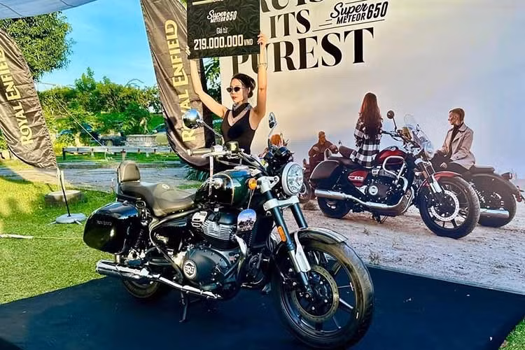 Royal Enfield Super Meteor 650 ﻿Royal Enfield Super Meteor 650 là mẫu xe hoàn toàn mới và có dung tích động cơ lớn nhất tính thời điểm này của hãng xe Ấn Độ được giới thiệu tại Việt Nam lần này. Super Meteor 650 có tới 5 lựa chọn màu sắc tại Việt Nam, với giá bán 219 triệu đồng cho phiên bản Astral Black, giá bán 223,5 triệu đồng cho phiên bản Interstellar Grey và Interstellar Green. Và cuối cùng là giá bán cao nhất 233 triệu đồng cho phiên bản Celestial Red/Blue.