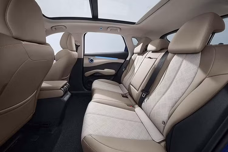Hệ thống giải trí của BYD Atto 3 2026 tích hợp giao diện chủ đề My Little Pony độc quyền, cùng tính năng “Cyber Meditation” hỗ trợ thư giãn tinh thần và hệ thống hát karaoke không cần micro. Xe sở hữu 3 màn hình gồm màn hình cản ứng trung tâm đặt nổi, bảng đồng hồ kỹ thuật số kiểu bất đối xứng và màn hình hiển thị thông tin kính lái HUD, mang lại cảm giác công nghệ cao. Hệ thống thông tin giải trí sử dụng công nghệ DiLink 150 phiên bản cao cấp.