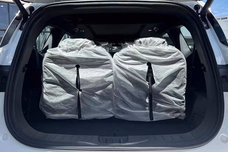 Nói cách khác, Okavango giống một mẫu xe hợp lý trên giấy hơn là một chiếc xe tạo được ham muốn sở hữu thật sự. Có thể Geely đang nhắm đến nhóm khách hàng thích xe to, nhiều công nghệ, không quá nặng chuyện thương hiệu và muốn ăn dày option trong tầm dưới 1 tỷ đồng. Nhưng tệp này ở Việt Nam thực tế không lớn. Và họ cũng đang bị chia nhỏ bởi hàng loạt đối thủ Trung Quốc khác như Chery, Jaecoo, GAC hay BYD.