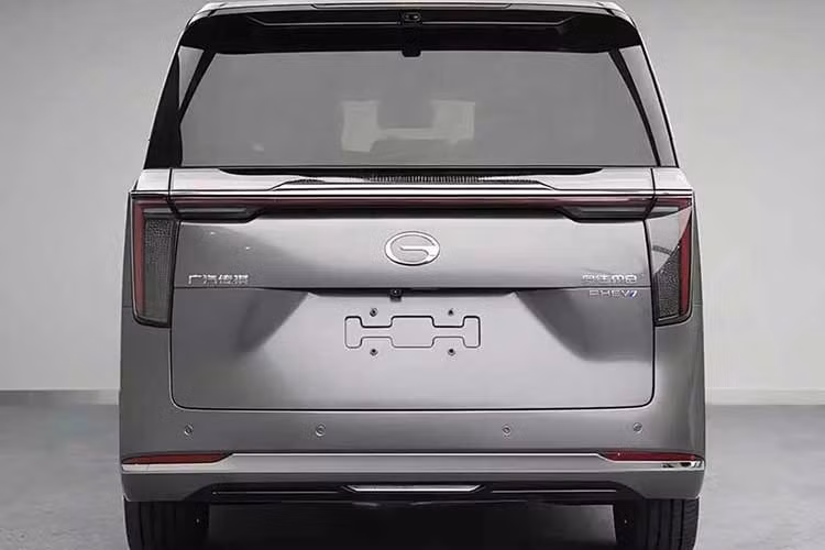 GAC M8 PHEV L 2027 được trang bị hệ truyền động hybrid sạc điện, kết hợp động cơ xăng 4A15J4 với 4 xi-lanh, tăng áp, dung tích 1.5L, cho công suất tối đa 170 mã lực. Bộ pin đi kèm là loại pin lithium 3 thành phần.