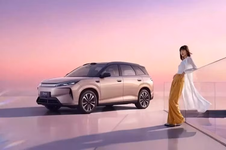 BYD đã chính thức ra mắt Atto 3 thế hệ thứ 3 ở thị trường Trung Quốc dưới cái tên Yuan Plus và giá bán đề xuất từ 119.900-149.900 Nhân dân tệ (khoảng 419-521 triệu đồng). Mẫu xe này được định vị là SUV thuần điện hướng đến trải nghiệm thông minh và sạc nhanh, nhắm tới nhóm khách hàng trẻ hoặc người dùng yêu thích công nghệ thực dụng.