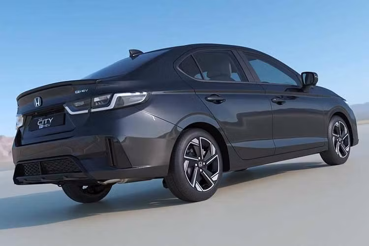 Diện mạo của Honda City 2026 ghi nhận ngôn ngữ thiết kế tân tiến hơn với phần đầu xe được làm mới hoàn toàn. Cụm đèn chiếu sáng projector truyền thống đã được thay thế bằng hệ thống thấu kính thiết kế mới, kết hợp hài hòa cùng lưới tản nhiệt và cản trước mang phong cách thể thao, hiện đại.