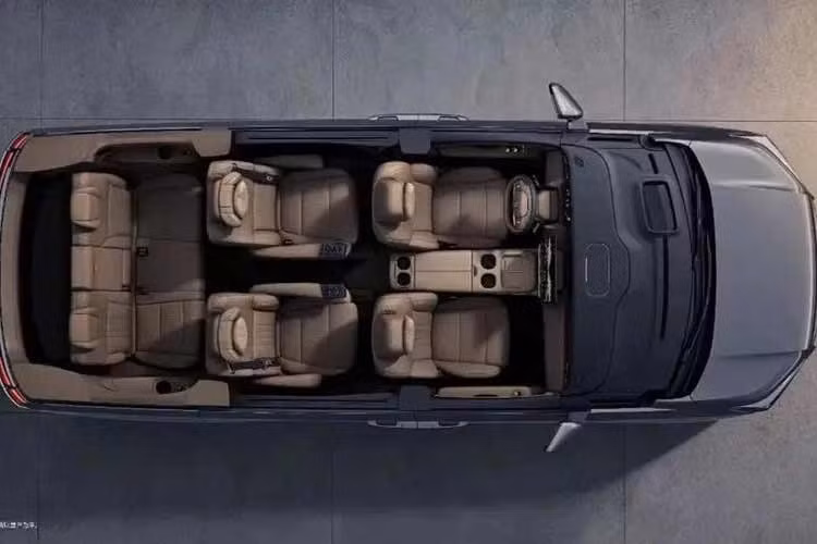 Đằng sau xe là cụm đèn hậu cỡ lớn nằm dọc, nối liền với nhau bằng dải đèn và nẹp mạ crôm vắt ngang cửa cốp. Nhìn chung, khu vực này không có nhiều thay đổi so với người anh em GAC M8. Chưa hết, xe còn được trang bị cảm biến LiDAR. Ở GAC M8 đang bán trên thị trường, xe sử dụng hệ thống hỗ trợ lái ADiGO GSD của GAC Xingling cùng mô hình AI Momenta.