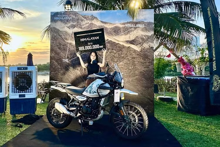 Royal Enfield Himalayan 450 Mẫu adventure này là việc được trang bị động cơ 450 hoàn toàn mới, thay thế cho động cơ 411cc (trên cả mẫu Scram) trước đây; động cơ xylanh đơn dung tích 452cc làm mát bằng chất lỏng, đi kèm hộp số 6 cấp cho công suất 39 mã lực và momen xoắn cực đại 40 Nm tại 5.000 vòng/phút, sản sinh 90% mô-men xoắn ngay từ dải tua máy 3.000 vòng/phút. Royal Enfield Himalayan 450 có hai phiên bản Base (Kaza Brown) có giá bán 189 triệu đồng và PremiumKaza (Hanle Black và Kamet White) có giá bán 209 triệu đồng.﻿