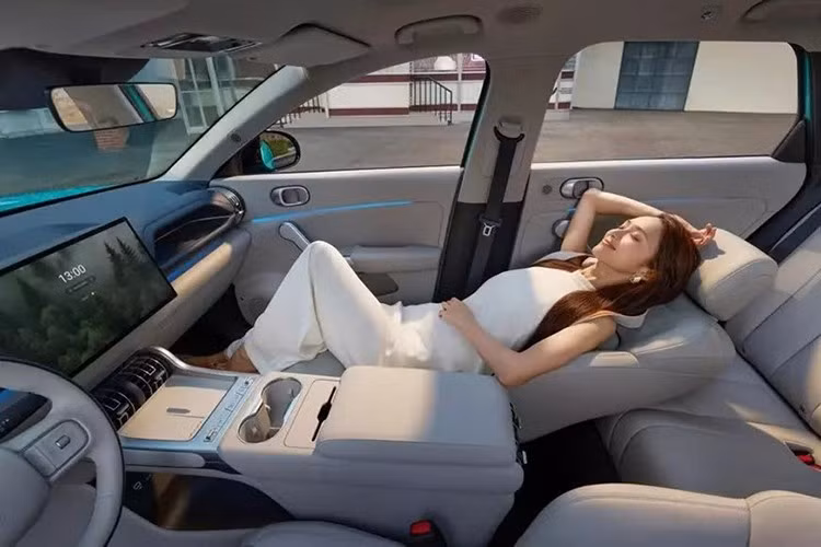 Một trang bị đáng chú ý của mẫu xe này là khu vực “phó lái sáng tạo” độc quyền, cho phép người dùng đặt mô hình trang trí, cây cảnh mini hoặc các vật dụng cá nhân nhỏ khác. Bên cạnh đó là ghế phụ lái “Queen Seat” tích hợp sưởi, làm mát và bệ đỡ bắp đỡ chân. Ghế này còn hỗ trợ chế độ nghỉ ngơi nhanh, cho phép ngả về phía sau chỉ bằng một nút bấm.