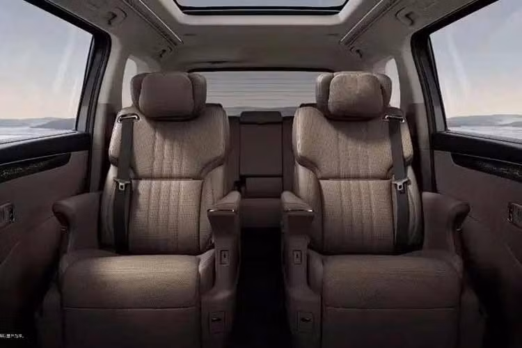 Xe cũng được trang bị vô lăng đa chức năng 2 chấu, màn hình cảm ứng trung tâm kích thước lớn, khoảng 14,6 inch, đặt nổi, sạc điện thoại không dây, hệ thống âm thanh Yamaha và cửa sổ trời, đáp ứng nhu cầu trang bị của người dùng hiện nay.