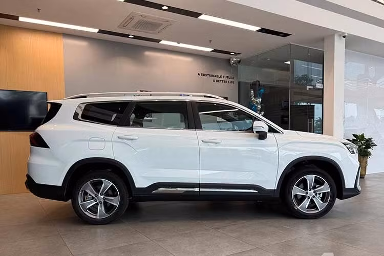 Điều thú vị là chính cái tên Okavango cũng phản ánh sự lúng túng về định vị. Xe to kiểu SUV gia đình Mỹ, thiết kế pha chút MPV, nhưng lại cố mang dáng vẻ SUV cao cấp. Nó không thật sự nam tính kiểu Toyota Fortuner, không sang như Hyundai SantaFe mới, cũng không thực dụng như Toyota Carnival.