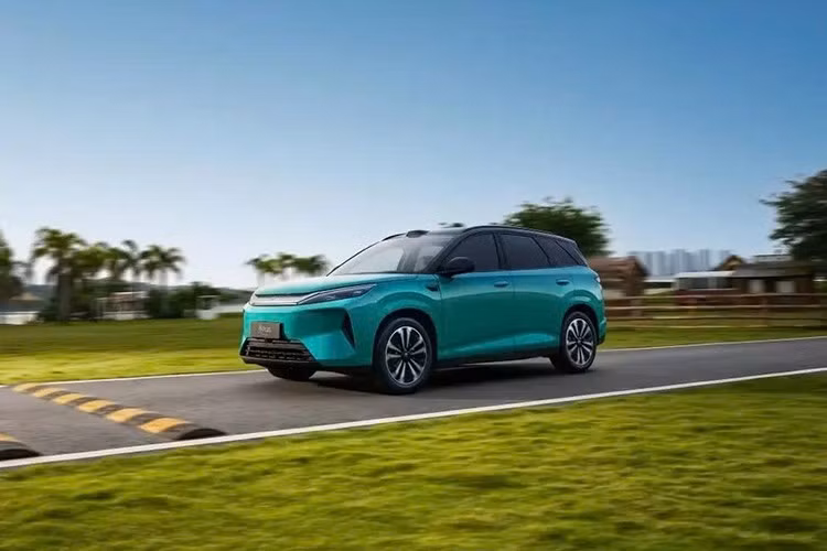 Điểm nhấn tiếp theo của BYD Atto 3 2026 là hệ thống hỗ trợ lái God’s Eye B phiên bản LiDAR (DiPilot 300). Hệ thống này cho phép xe thực hiện hỗ trợ dẫn đường trên đường đô thị/cao tốc, xử lý các tình huống giao thông phức tạp và giảm áp lực cho người lái. Xe cũng hỗ trợ đỗ xe tự động chỉ bằng một nút bấm, với cam kết bảo đảm toàn diện từ BYD.