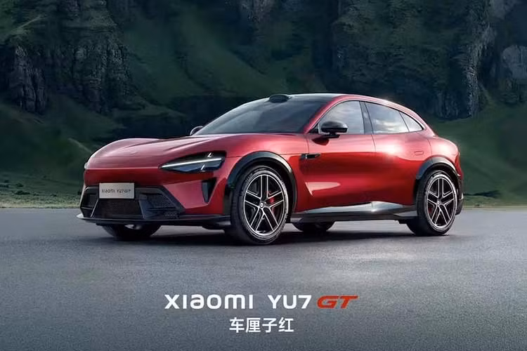 Xiaomi đã trang bị cho chiếc xe hệ thống khung gầm “Jiaolong Chassis Master Edition”, được tinh chỉnh trên đường đua Nürburgring . Hệ thống này bao gồm bộ giảm chấn CDC van kép cho phép điều chỉnh giảm chấn hai chiều, lò xo khí kép kín cho phép điều khiển chiều cao và độ cứng độc lập, và bộ vi sai chống trượt điện tử (eLSD) phân phối công suất giữa các bánh sau trong tích tắc.