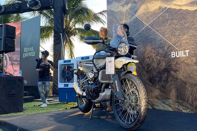 Cả năm mẫu xe mới của Royal Enfield đều được nhập khẩu từ Ấn Độ và đều thích ứng với xăng sinh học E10 chuẩn bị áp dụng tại Việt Nam. Nhấn mạnh vào sự dễ tiếp cận và niềm vui khi lái xe, Royal Enfield đã đặt giá cho các dòng xe mới được ra mắt ở mức phải chăng. Nhiều mẫu xe cũng được đặt giá tương đương với nhà phân phối cũ - bất chấp vật giá leo thang do sự thay đổi về tình hình kinh tế - chính trị trong những năm qua.