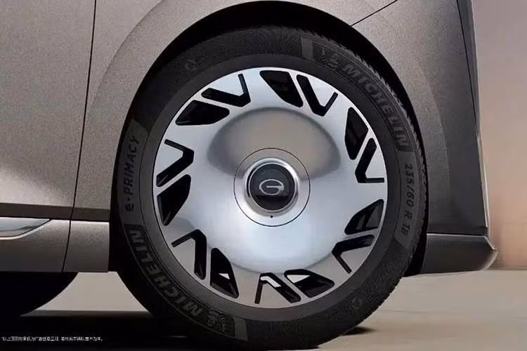 Bên sườn, mẫu MPV cỡ lớn này được trang bị nóc tương đối bằng phẳng, giúp tối ưu không gian phía trên đầu hành khách và nâng cao sự thoải mái khi ngồi. Hãng cũng bổ sung nhiều chi tiết mạ crôm ở thân xe như tay nắm cửa liền khối hay viền cửa sổ nhằm tăng cảm giác cao cấp. Xe sử dụng lốp có kích thước 235/60 R18, đi kèm bộ mâm dạng đĩa có thiết kế đặc trưng.