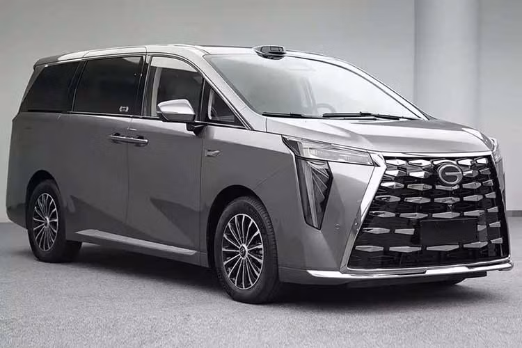 Hãng xe Trung Quốc GAC vừa công bố những hình ảnh chính thức của mẫu MPV cỡ lớn M8 PHEV L. Đây là một phiên bản mới của dòng xe GAC M8. Hiện dòng xe này có 10 phiên bản được bán tại thị trường Trung Quốc với mức giá từ 269.900-409.900 Nhân dân tệ (khoảng 944 triệu đến 1,43 tỷ đồng).