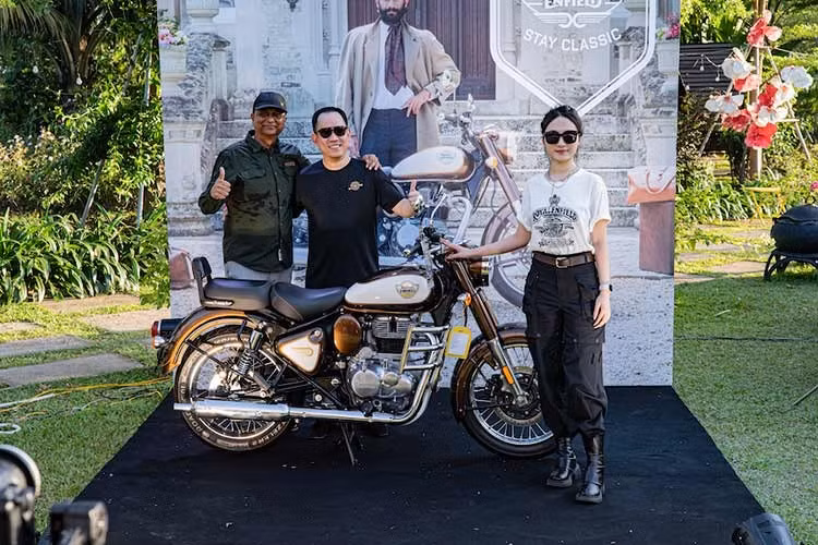 Mỗi chiếc Royal Enfield bán ra cũng được hưởng chế độ bảo hành 3 năm không giới hạn km và bảo hành toàn cầu. Trong tương lai, đại diện nhà phân phối cho biết sẽ đưa về các mẫu xe từ Thái Lan (có thể là Classic 650) hứa hẹn sẽ có mức giá tốt hơn, khi được hưởng những ưu đãi (nội khối) về thuế suất cũng như chi phí logistic thấp hơn.