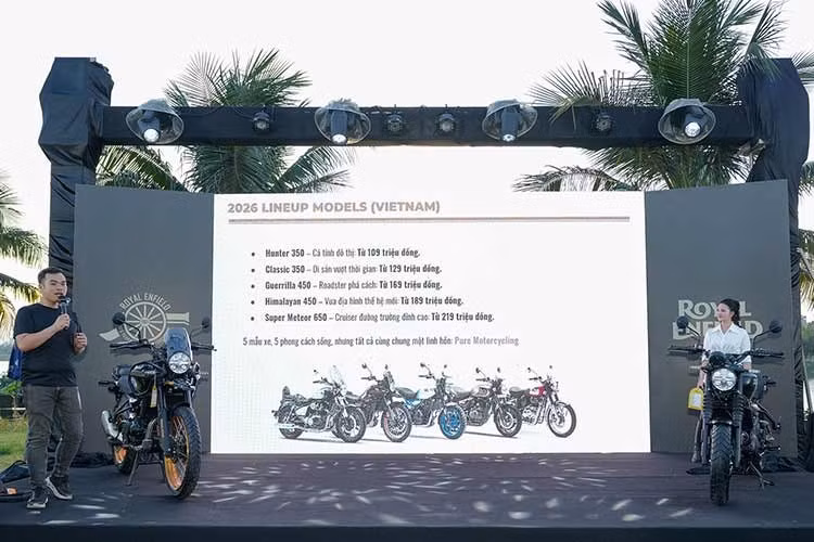 Kể từ khi chính thức có nhà phân phối mới tại Việt Nam, đây được coi là sự chính thức đầu tiên có quy mô nhất mà Royal Enfield thực hiện trong sự trở lại lần này. Và cũng không phải tự nhiên mà cùng lúc hãng xe Ấn Độ này giới thiệu 5 mẫu xe mới, cùng sự xuất hiện của ông Manoj Gajarlawar, Giám đốc Kinh doanh khu vực châu Á - Thái Bình Dương của Royal Enfield.