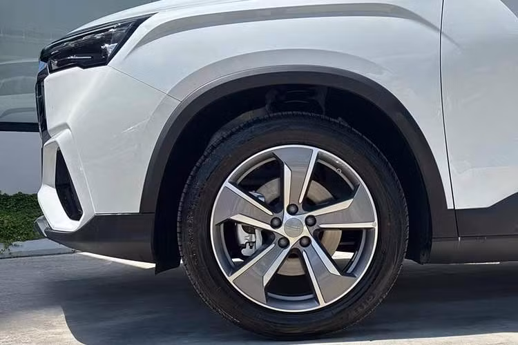 Nếu thích nhiều công nghệ nhưng vẫn có mạng lưới rộng và tâm lý yên tâm hơn, Hyundai SantaFe hay Kia Sorento và Toyota Forntuner đã đứng sẵn ở đó. Còn nếu chỉ cần một chiếc xe rộng để chở gia đình, nhóm MPV như Xpander, Avanza hay Custin hay Carnival lại thực dụng hơn rất nhiều. Okavango vì thế rơi vào tình cảnh khá khó hiểu