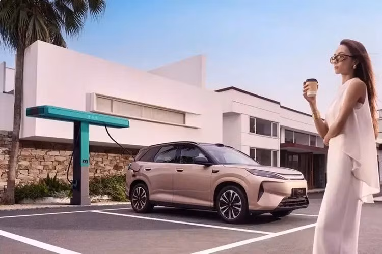 Kích thước của mẫu xe điện Trung Quốc này cũng được cải thiện, từ đó mở rộng không gian nội thất. Theo đó, xe sở hữu kích thước dài x rộng x cao lần lượt 4.665 x 1.895 x 1.675 mm và chiều dài cơ sở 2.770 mm.