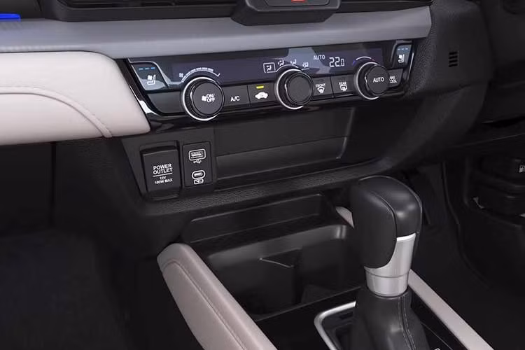 Khác với thị trường Ấn Độ – nơi Honda City dùng động cơ xăng hút khí tự nhiên 1.5L cho bản tiêu chuẩn – phiên bản dành cho Thái Lan tiếp tục sử dụng động cơ tăng áp 1.0L VTEC Turbo quen thuộc. Đây là động cơ 3 xi-lanh, DOHC 12 van, dung tích 988cc, cho công suất 122 PS tại 5.500 vòng/phút và mô-men xoắn cực đại 173 Nm trong dải tua 2.000–4.500 vòng/phút. Xe đi kèm hộp số CVT, hệ dẫn động cầu trước và hỗ trợ nhiên liệu E20.