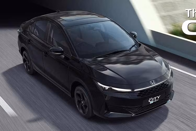 Điểm đáng chú ý là thị trường Thái Lan là việc mẫu xe sedan Honda City 2026 facelift sẽ được phân phối cả hai biến thể sedan 4 cửa và hatchback 5 cửa, trong khi bản hatchback không xuất hiện tại Ấn Độ do không được bán ở quốc gia này. Đi kèm các lựa chọn phiên bản từ tiêu chuẩn đến cao cấp bao gồm TURBO S CVT, e:HEV V, e:HEV SV và e:HEV RS.