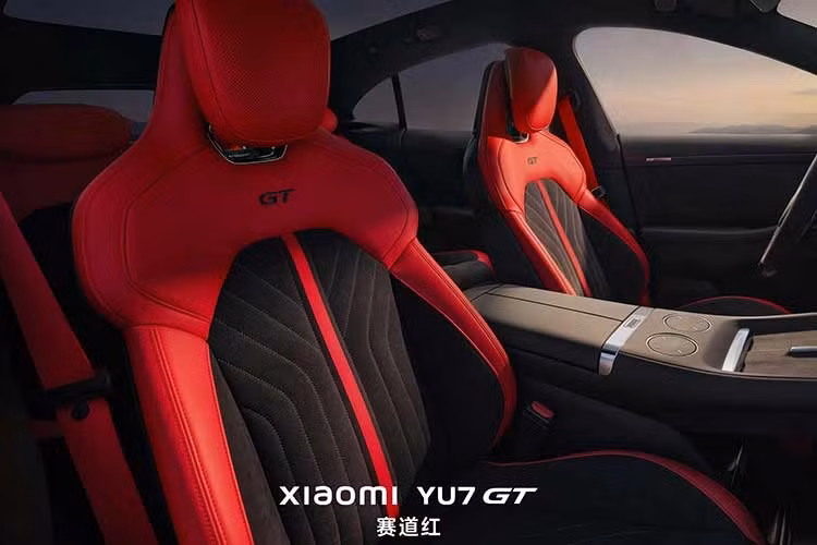 Ký hiệu “GT”, bắt nguồn từ Gran Turismo (Chuyến đi dài) trong tiếng Ý, phản ánh vị trí của chiếc xe như một mẫu SUV thể thao được tối ưu hóa cho những chuyến đi đường dài. Trái tim của chiếc xe là mô-tơ V8s EVO của Xiaomi.