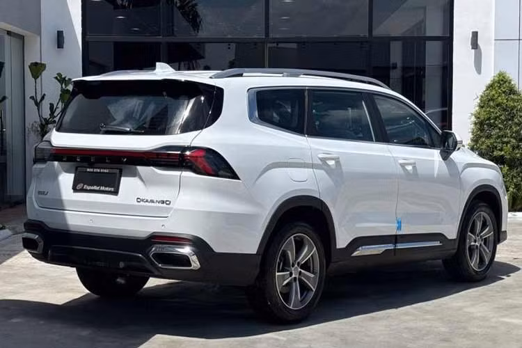 Theo các thông tin từ đại lý, Geely Okavango sắp bán tại Việt Nam với giá dự kiến khoảng 760-820 triệu đồng, định vị ở phân khúc SUV 7 chỗ cỡ D. Vấn đề là ở tầm giá này, người Việt đang có quá nhiều lựa chọn an toàn hơn. Nếu cần thương hiệu mạnh, giữ giá tốt và dễ bán lại, khách hàng sẽ nhìn sang Toyota Fortuner.