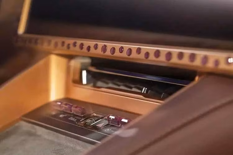 Phó chủ tịch điều hành BYD, bà Lý Kha, cho biết dự án kết hợp công nghệ ô tô với nghệ thuật chế tác xa xỉ, đồng thời góp phần hỗ trợ hoạt động gây quỹ tại gala amfAR. Đồng chủ tịch kiêm giám đốc nghệ thuật Chopard, bà Caroline Scheufele, mô tả chiếc xe này là một cách diễn giải mang cảm hứng trang sức dựa trên nền tảng BYD Denza Z9 GT.