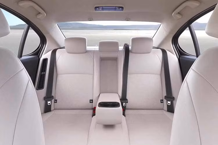 Khoảng sáng gầm xe đạt 135 mm. Trong khi đó, phiên bản hatchback có chiều dài ngắn hơn ở mức 4.369 mm nhưng chiều cao tăng lên 1.501 mm. Khoảng sáng gầm của bản hatchback cũng cao hơn, đạt 147 mm. Cả hai biến thể đều chia sẻ chung chiều rộng, chiều dài cơ sở và dung tích bình nhiên liệu ở mức 40 lít.