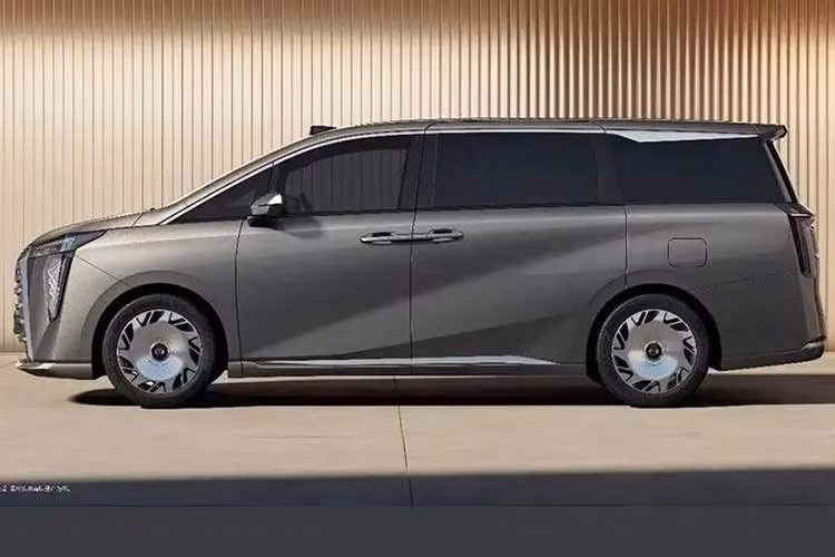 Qua những hình ảnh do GAC tung ra, có thể thấy M8 PHEV L 2027 được áp dụng ngôn ngữ thiết kế gia đình mới nhất. Phần đầu xe nổi bật với lưới tản nhiệt hình con suốt cỡ lớn, bên trong được trang trí bằng các chi tiết mạ crôm hình kim cương xếp ngang. Lưới tản nhiệt kết hợp với cụm đèn trước tạo hình số “7”, mang lại cảm giác tinh xảo về mặt thị giác.