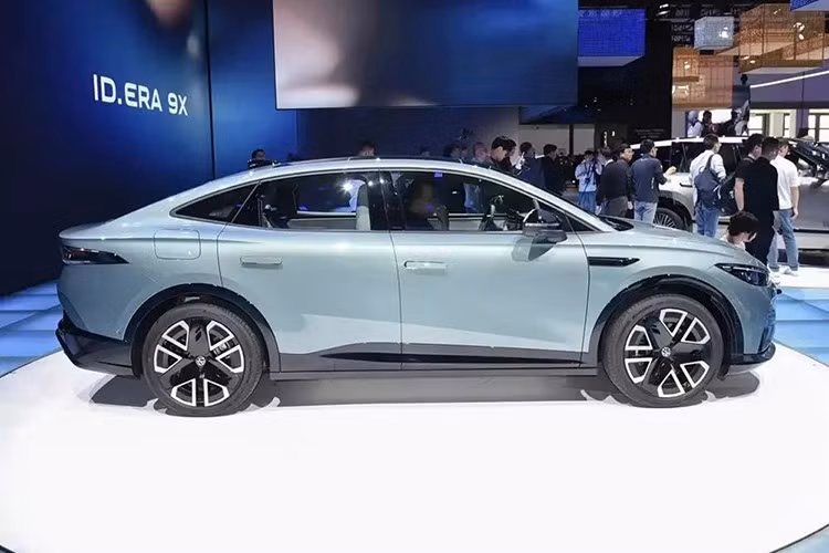 Volkswagen ID. Unyx 07 được áp dụng ngôn ngữ thiết kế “xé gió”, nổi bật với phần đầu xe dạng chữ U, cụm đèn LED ma trận và logo phát sáng màu vàng. Kiểu dáng coupe được nhấn mạnh bằng thiết kế hatchback liền khối, các đường gân kép hai bên thân xe cùng bộ mâm 19 inch.