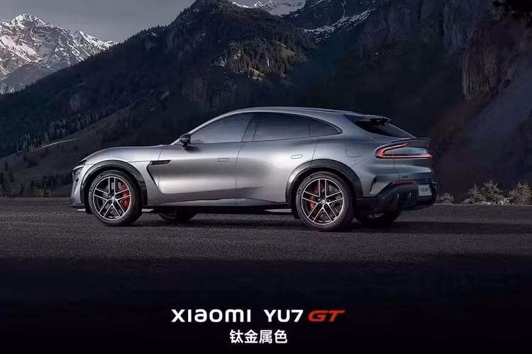 Để đảm bảo khả năng dừng xe, YU7 GT được trang bị hệ thống phanh sẵn sàng cho đường đua với đĩa phanh gốm carbon cỡ lớn và heo phanh Akebono hiệu suất cao (6 piston phía trước, 4 piston phía sau). Hệ thống này cho phép quãng đường phanh từ 100-0km/h chỉ 32,9m và duy trì hiệu suất mà không bị giảm sút ngay cả sau 10 lần phanh liên tiếp từ 180-0km/h.