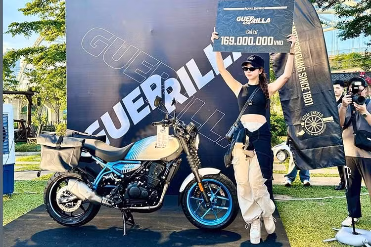 Royal Enfield Guerrilla 450 ﻿Royal Enfield Guerrilla 450 là mẫu xe lần đầu tiên xuất hiện tại Việt Nam, chiếc xe này có kiểu dáng khá đặc biệt, pha trộn giữa một chiếc naked-bike và tư thế ngồi của chiếc cruiser. Royal Enfield gọi Guerrilla 450 là một chiếc roadster tập trung vào ưu thế của tốc độ và khả năng bứt tốc nhanh. Guerrilla 450 tại Việt Nam có ba phiên bản: Smoke Silver có giá bán 169 triệu đồng, Shadow Ash có giá bán 174 triệu đồng, có giá bán 178 triệu đồng.