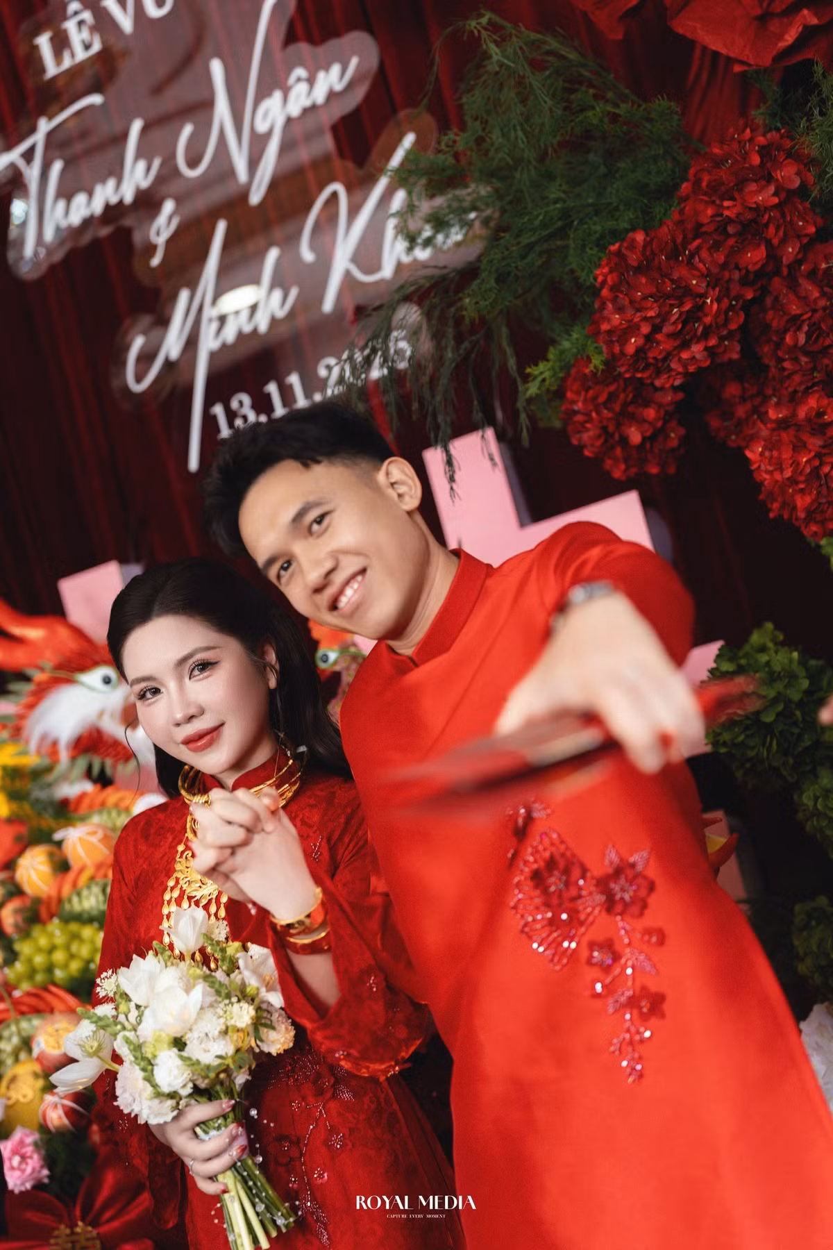 Sáng ngày 13/11, tiền vệ Võ Hoàng Minh Khoa chia sẻ trên trang facebook cá nhân những hình ảnh anh cùng cô bạn gái lâu năm Nguyễn Thanh Ngân tổ chức lễ kết hôn.
