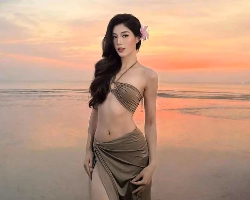 Mới đây, Đặng Thu Huyền - cựu chuyền hai sinh năm 2002 đã khiến cộng đồng mạng "đứng ngồi không yên" khi khoe loạt ảnh diện bikini đầy quyến rũ trên bãi biển.