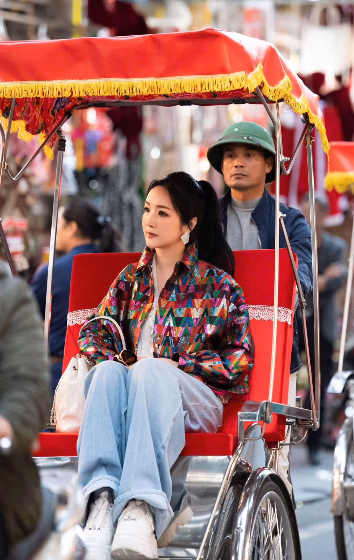 Dù chỉ là những khoảnh khắc đời thường khi dạo phố, Hoa hậu Giáng My vẫn toát lên vẻ kiêu sa và cuốn hút của một mỹ nhân đã trở thành biểu tượng sắc đẹp suốt nhiều thập kỷ.