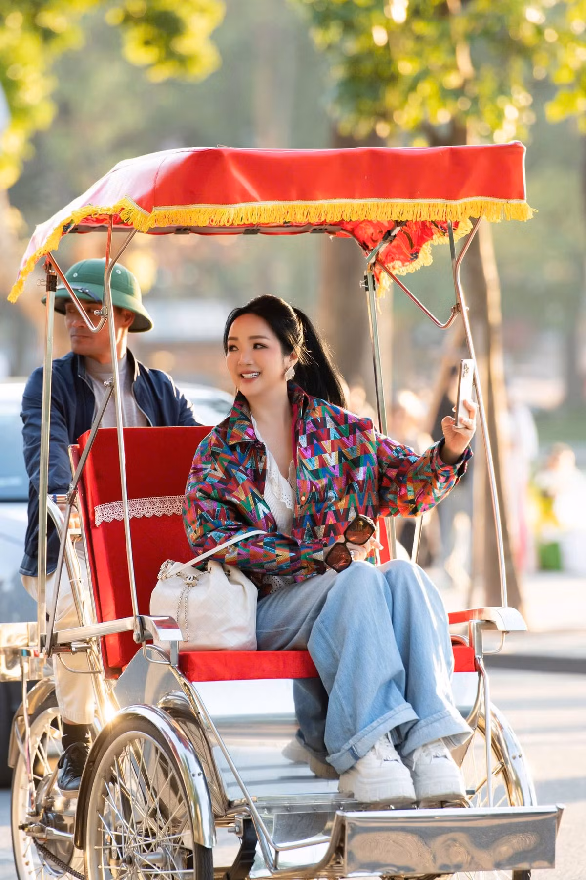 Trong từng bức ảnh, Giáng My gây chú ý với làn da mịn và sáng, đặc trưng của nhan sắc “không tuổi”. Cùng với đó là nụ cười nhẹ nhàng, tạo cảm giác thân thiện nhưng vẫn sang trọng.