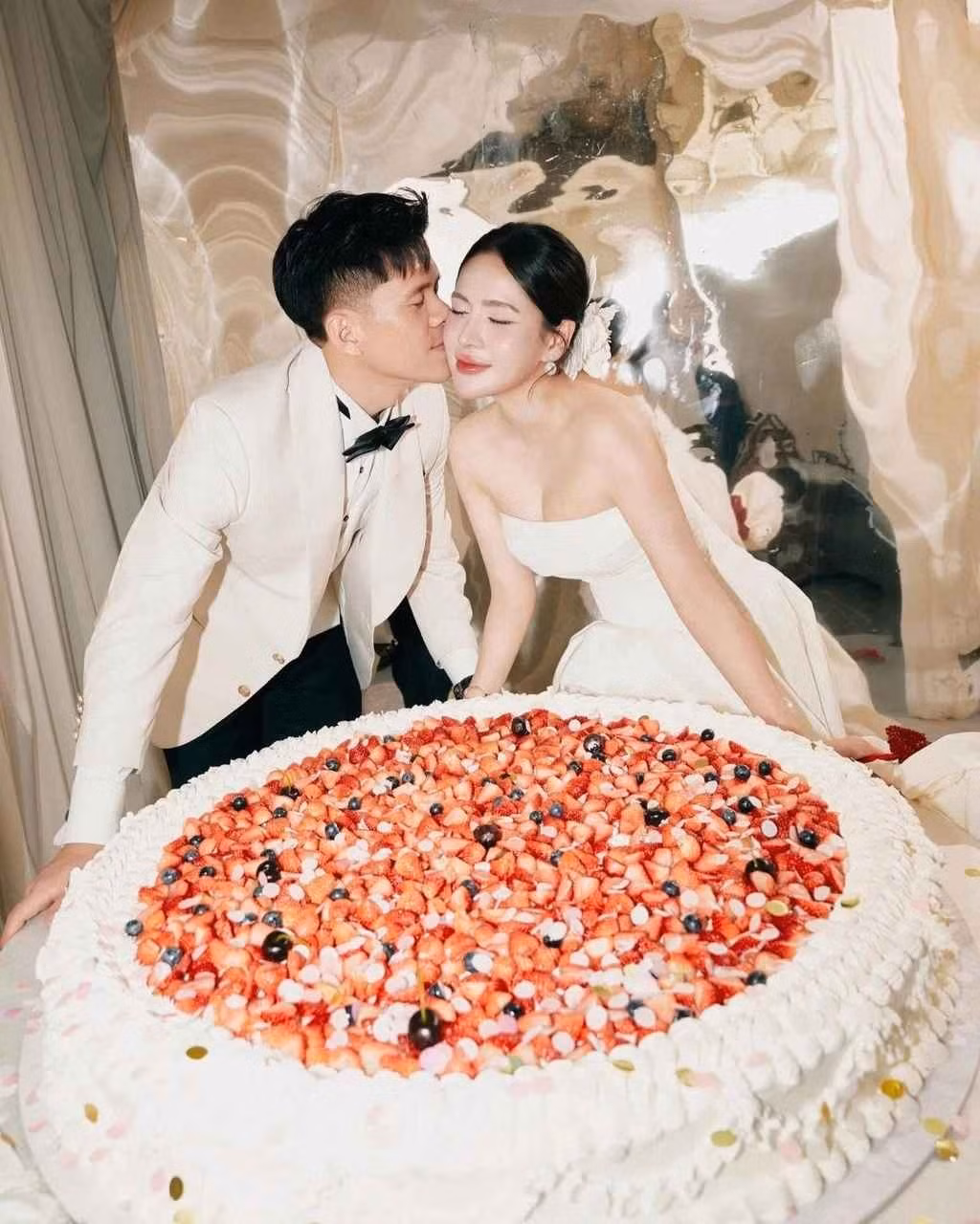 Ngày 6/7, đám cưới của trung vệ Dương Thanh Hào (sinh năm 1991, ở Quy Nhơn) được tổ chức tại Quảng Ninh. Hôn lễ thu hút sự chú ý trong cộng đồng hâm mộ bóng đã, có sự góp mặt của nhiều cầu thủ nổi tiếng như Văn Toàn, Bùi Tiến Dũng, Văn Thanh. Nhan sắc cô dâu Julia Nguyễn cùng chuyện tình yêu nhiều năm của cặp đôi khiến nhiều người ngưỡng mộ.