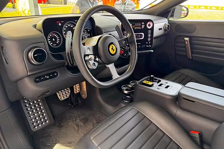 Tại thị trường Trung Quốc, Ferrari Luce có đối thủ cạnh tranh trực tiếp là Yangwang U9. Mẫu siêu xe của BYD có giá chỉ bằng một nửa so với Ferrari Luce nhưng sở hữu khả năng sạc nhanh hơn, thời gian tăng tốc lên 100 km/h nhanh hơn và cung cấp công suất cao hơn 200 mã lực tới cả 4 bánh xe. Ngoài Yangwang U9, Ferrari Luce còn cạnh tranh với một đối thủ nội địa khác là Hyptec SSR của GAC.