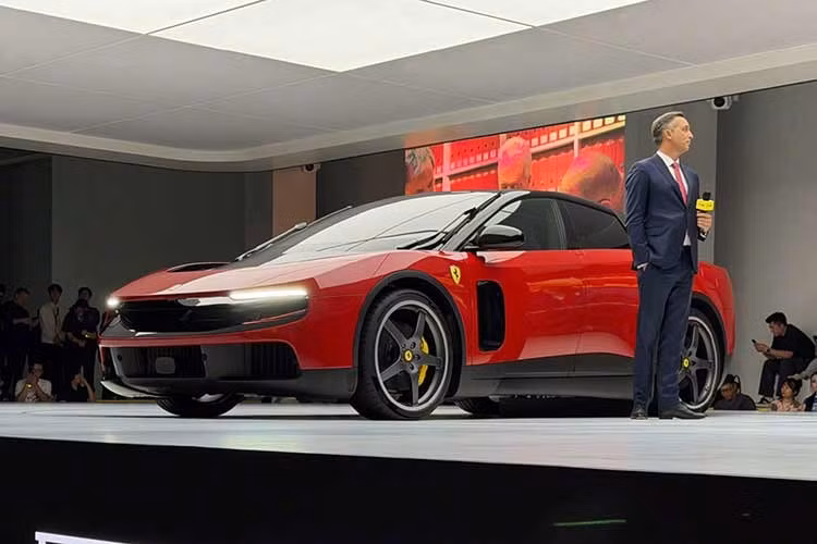 Ferrari đã trình làng mẫu sedan thuần điện gây tranh cãi Luce tại Rome, Ý vào cuối tháng 5/2026. Hiện mẫu xe này đã chính thức ra mắt tại thị trường Trung Quốc với giá bán lẻ 3,988 triệu Nhân dân tệ, tương đương 586.600 USD hay 13,95 tỷ đồng. Ferrari chỉ phân bổ đúng 88 chiếc xe thuần điện này cho thị trường Trung Quốc. Dù bị cư dân mạng chê tơi tả nhưng Ferrari Luce ngay lập tức lập kỷ lục bán hàng ở thị trường tỷ dân này.