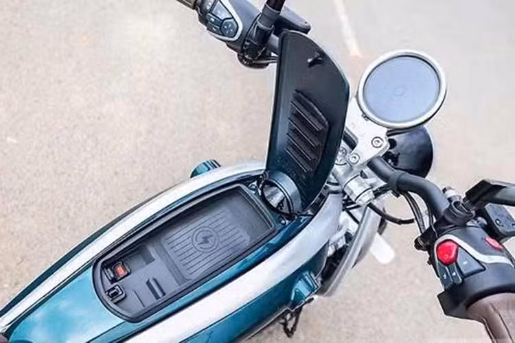 Trên mẫu xe này, vị trí bình nhiên liệu truyền thống được thay bằng cụm pin dung lượng 3,91 kWh, sử dụng cơ chế làm mát bằng không khí. Royal Enfield cho biết Flying Flea C6 có quãng đường di chuyển tối đa 154 km sau mỗi lần sạc. Xe cần gần 2,5 giờ để sạc đầy từ 0-100%, còn quá trình nạp từ 20-80% pin mất khoảng 65 phút.