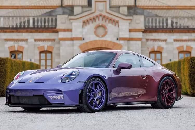 Hãng xe thể thao Porsche vừa thông qua bộ phận cá nhân hoá đặc biệt Sonderwunsch để tạo ra một phiên bản 911 GT3 Touring đặc biệt, nhằm kỷ niệm 15 năm thành lập đại lý chính hãng ở nước Moldova.