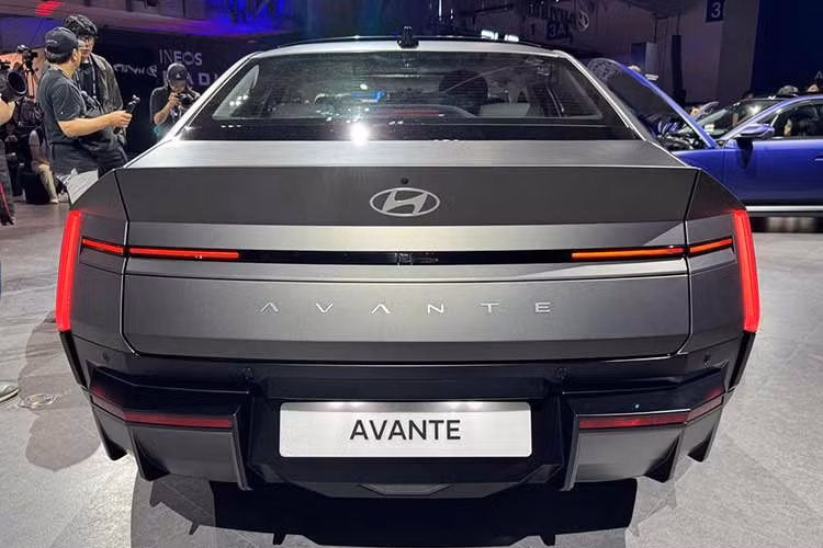 Hyundai tiếp tục nâng cấp hệ thống an toàn chủ động trên Elantra thế hệ mới. Xe sở hữu 10 túi khí cùng gói hỗ trợ lái ADAS với nhiều tính năng như kiểm soát hành trình thích ứng thế hệ thứ hai dựa trên dữ liệu bản đồ, hỗ trợ đỗ xe từ xa, hỗ trợ lùi theo quỹ đạo đã ghi nhớ và phanh khẩn cấp khi cần số điện tử ở chế độ P.