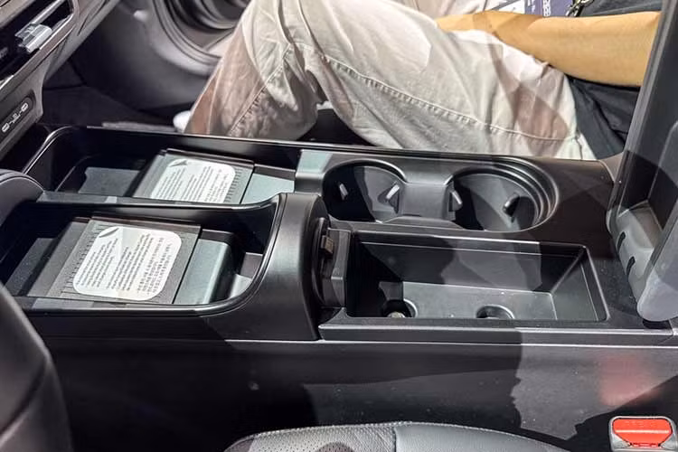 Ngoài ra, xe còn được trang bị hệ thống âm thanh Bang &amp; Olufsen, camera hành trình tích hợp sẵn, hai đế sạc không dây và cổng USB hỗ trợ công suất sạc lên tới 100 W. Tại thị trường quê nhà Hàn Quốc, Elantra 2027 thế hệ mới sẽ có hai lựa chọn hệ truyền động.