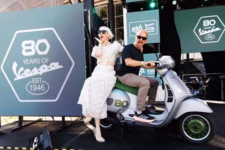 Tuy nhiên Đại lễ “VESPA ROMA 2026 – 80 NĂM MỘT BIỂU TƯỢNG” đang diễn ra ở Ý, hãng lại tung thêm một phiên bản đặc biệt hiếm hơn nữa là mẫu xe tay ga Vespa GTS 310 Edizione Ottantesimo phiên bản đặc biệt. Xe chỉ được sản xuất giới hạn 1.946 chiếc, với các chi tiết khác biệt so với các mẫu Vespa kỷ niệm 80 năm khác.