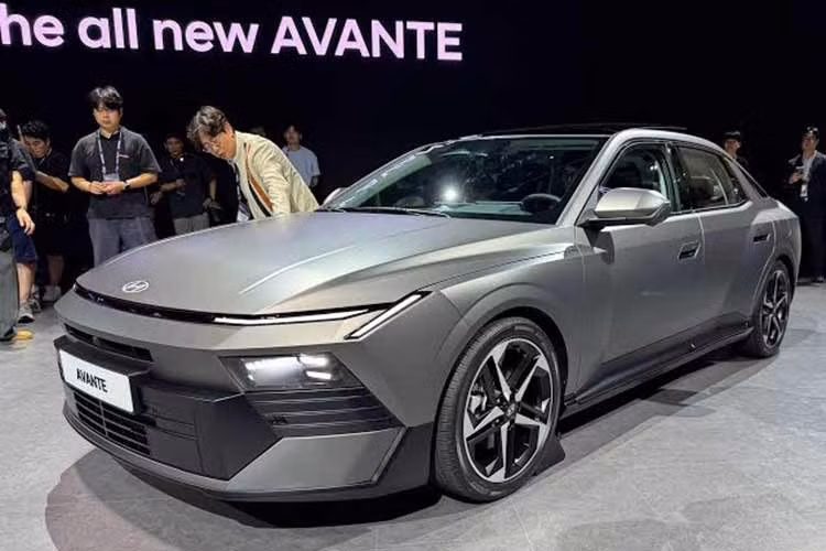 So với thế hệ cũ, Elantra đã tăng đáng kể kích thước. Xe dài 4.765 mm, rộng 1.855 mm, cao 1.425 mm và có trục cơ sở 2.750 mm. Chiều dài tăng 55 mm, chiều rộng tăng 30 mm và khoảng cách hai trục cũng được kéo dài thêm 30 mm. Theo Hyundai, những thay đổi này giúp khoang hành khách rộng rãi hơn, đặc biệt ở hàng ghế sau.