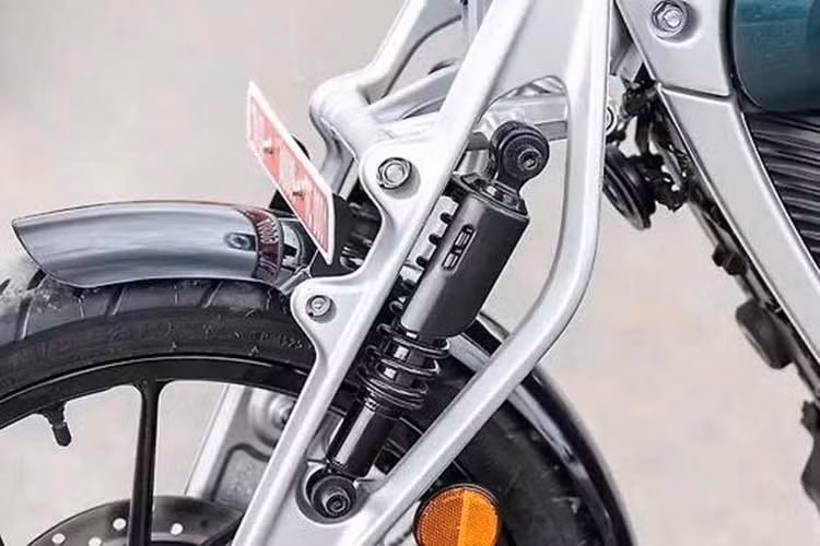 Royal Enfield Flying Flea C6 sử dụng mô-tơ điện đặt giữa, cho công suất 15,4 kW. Sức kéo từ động cơ được truyền tới bánh sau thông qua dây đai. Cách bố trí mô-tơ giữa thường xuất hiện trên các mẫu xe điện hiệu năng cao, tương tự những gì có thể thấy ở Dat Bike Quantum hay VinFast Theon.