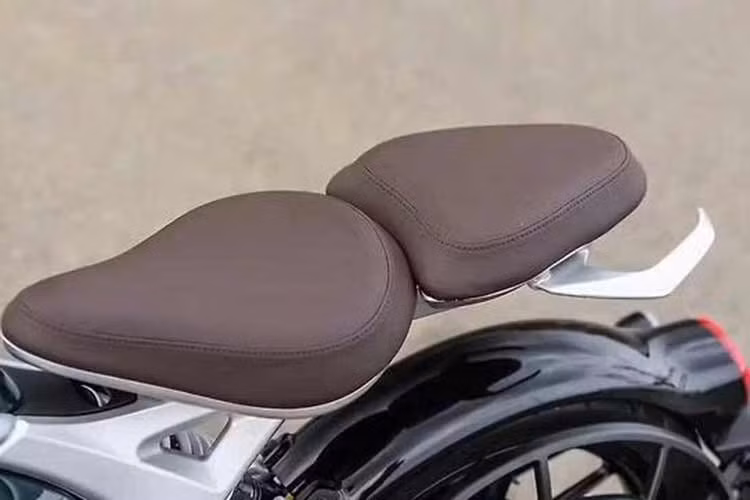 Về trang bị, Flying Flea C6 sở hữu nhiều tiện ích hiện đại như cụm đồng hồ TFT cảm ứng kích thước 3,5 inch, cổng USB-C công suất 27W và sạc không dây 15W. Các hệ thống hỗ trợ an toàn gồm ABS hai kênh, cho phép ngắt riêng bánh sau, kiểm soát lực kéo và tính năng xác định vị trí xe.