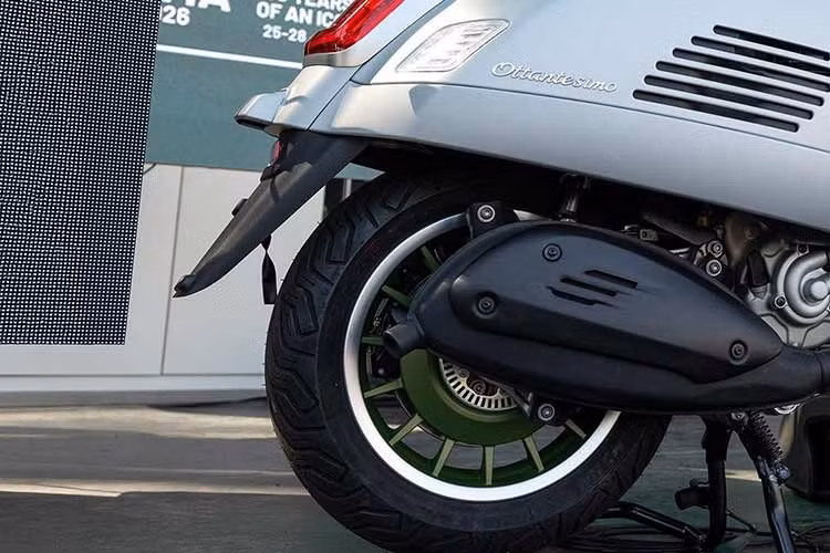 Vespa Edizione Ottantesimo chia sẻ nền tảng kỹ thuật chung với các mẫu xe trong dòng Vespa GTS 310, và do đó được trang bị động cơ xi-lanh đơn 310 mã lực hiện đại với công suất 25 mã lực, mạnh nhất từng được sử dụng trên một chiếc Vespa.