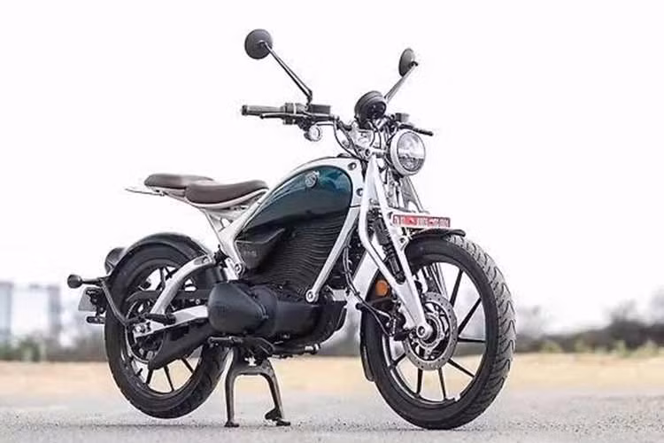 Ra mắt vào tháng 5/2025, Flying Flea C6 là mẫu môtô điện đầu tiên của Royal Enfield. Xe theo đuổi ngôn ngữ thiết kế mang hơi hướng cổ điển, gợi liên tưởng đến mẫu RE/WD 125 từng được Royal Enfield sản xuất trong thời kỳ Thế chiến II.